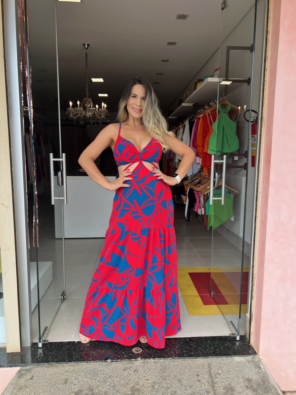 Vestido longo estampado aberto fashion na cintura